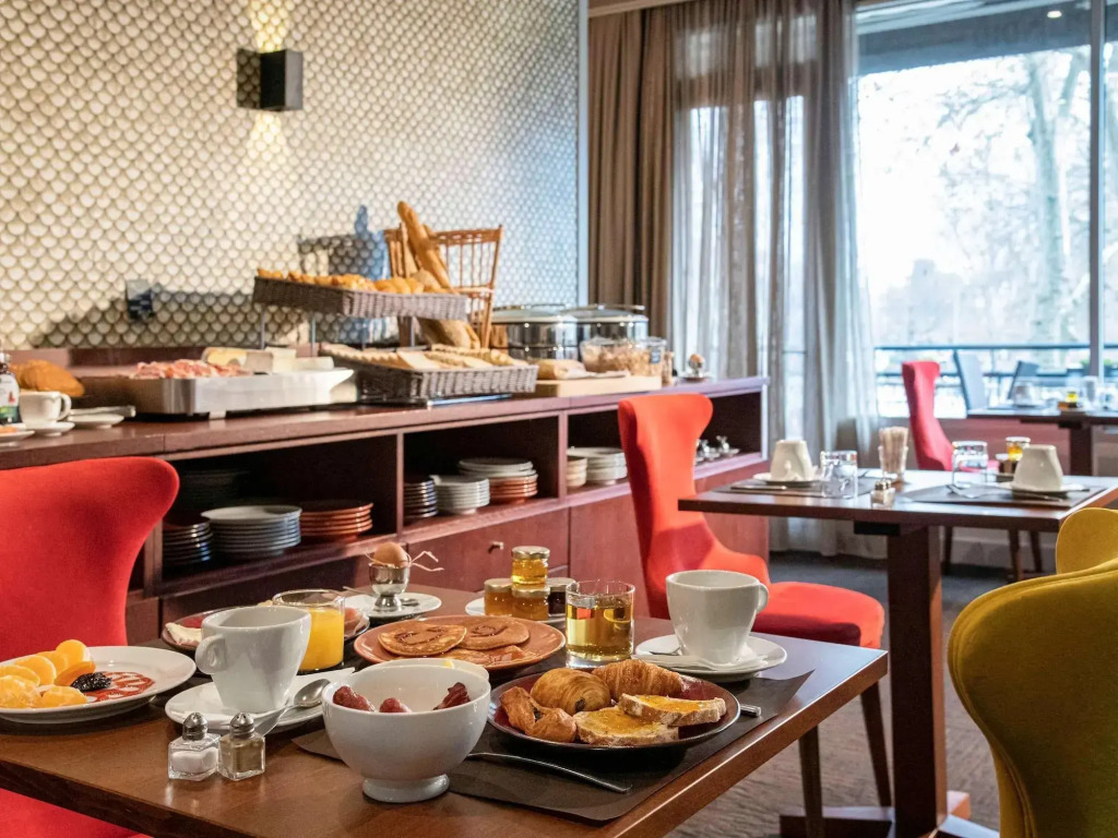 Le Splendid Hotel Lac DAnnecy - Handwritten Collection