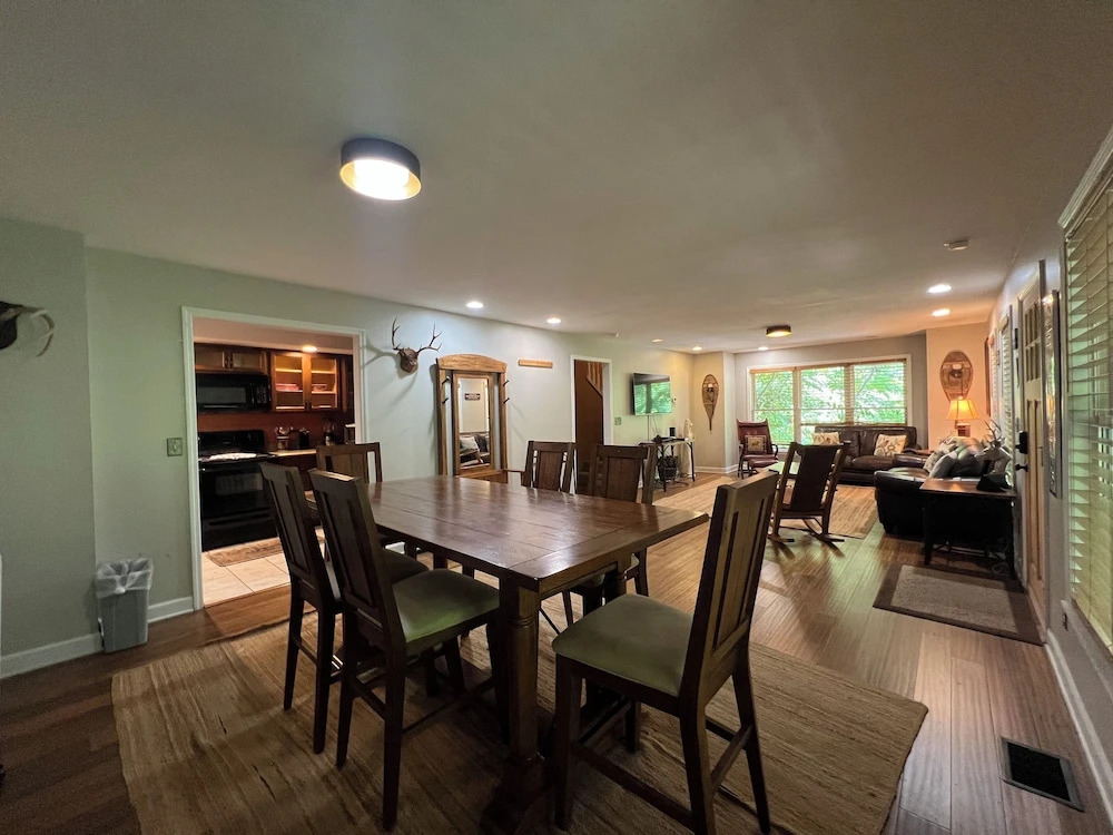 Secluded Cabin for 10 in Chalet Village and Hot Tub