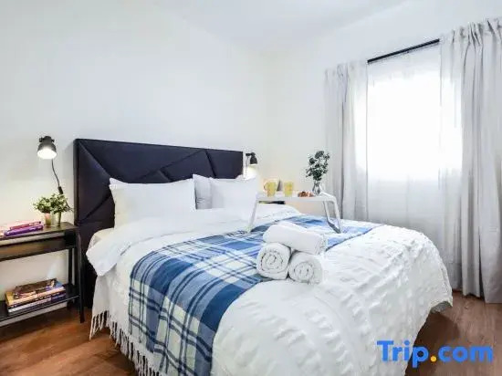 Charming 1BR Apt with Balcony with Mamad