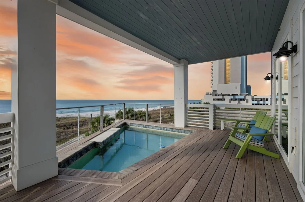 6BR Gulf-front Home, Sleeps 19, Heated Pool & Mini Golf