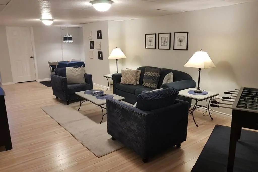 Sarnia Central Six - BIG 6 BR 2 BA - patio and BBQ