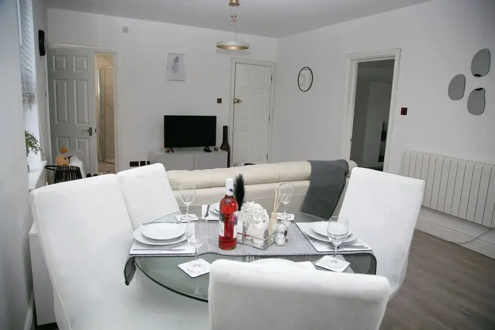 2 Bed Flat - Sleeps 3 - Wifi - Parking