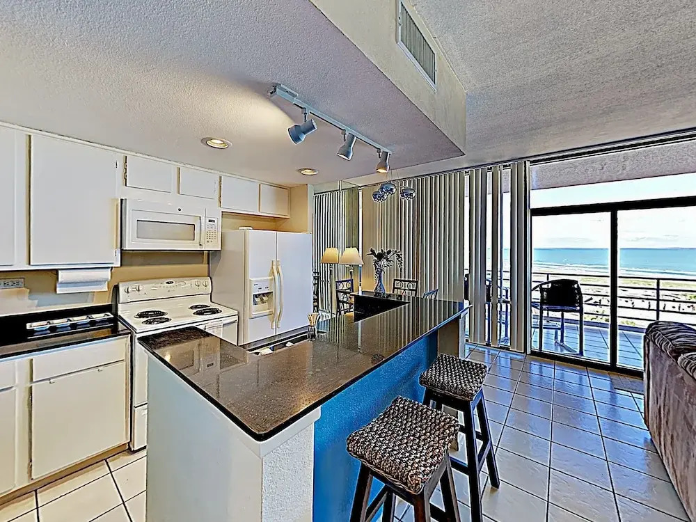 New Listing! Posh W/ Pool - Steps To Beach 2 Bedroom Condo