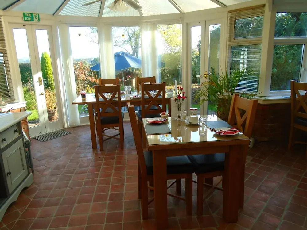 Trumbles Gatwick B&B, Peaceful Stay with Parking & Easy Airport Access