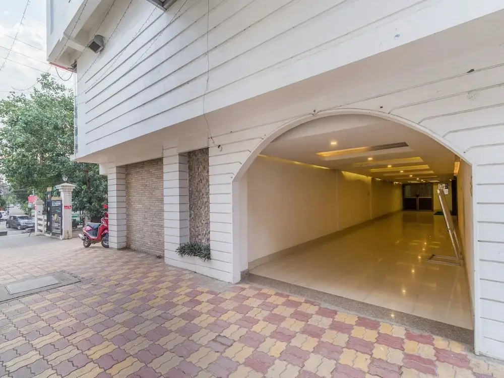 OYO 5332 Hotel Parnil Palace 1
