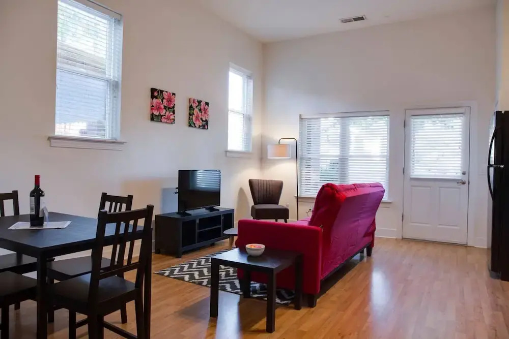 Fun 1 BR Apt In Popular NODA