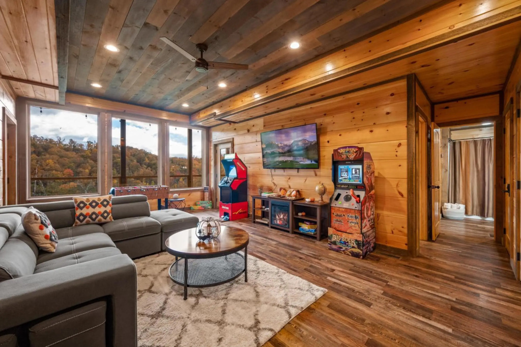 2021 Cabin - Gorgeous Fall Views, GameRm, HotTub, Xbox, Bears, Gatlinburg 10min & Ober 5min
