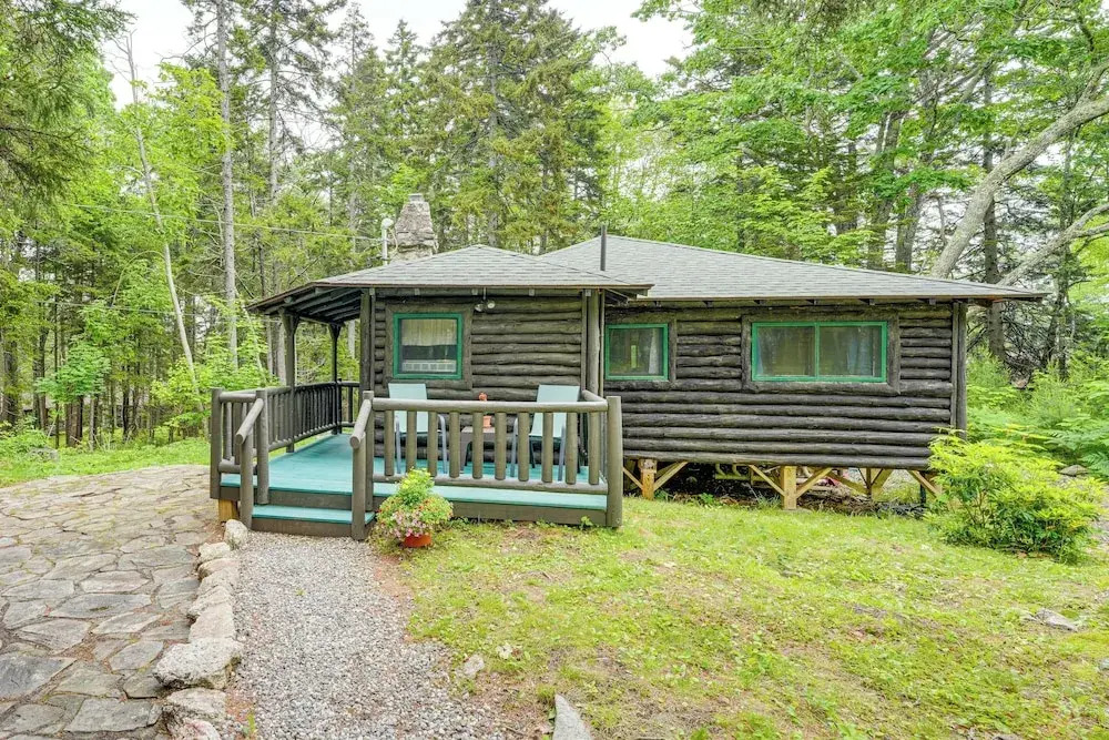 Walk to Barrett's Park: Wooded Cabin w/ Grill!