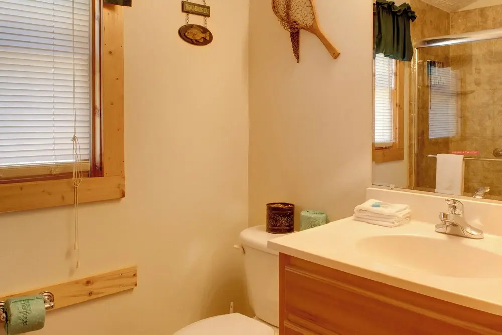 Hot Tub & Game Room: Log Cabin 2 Mi to Ripleys!