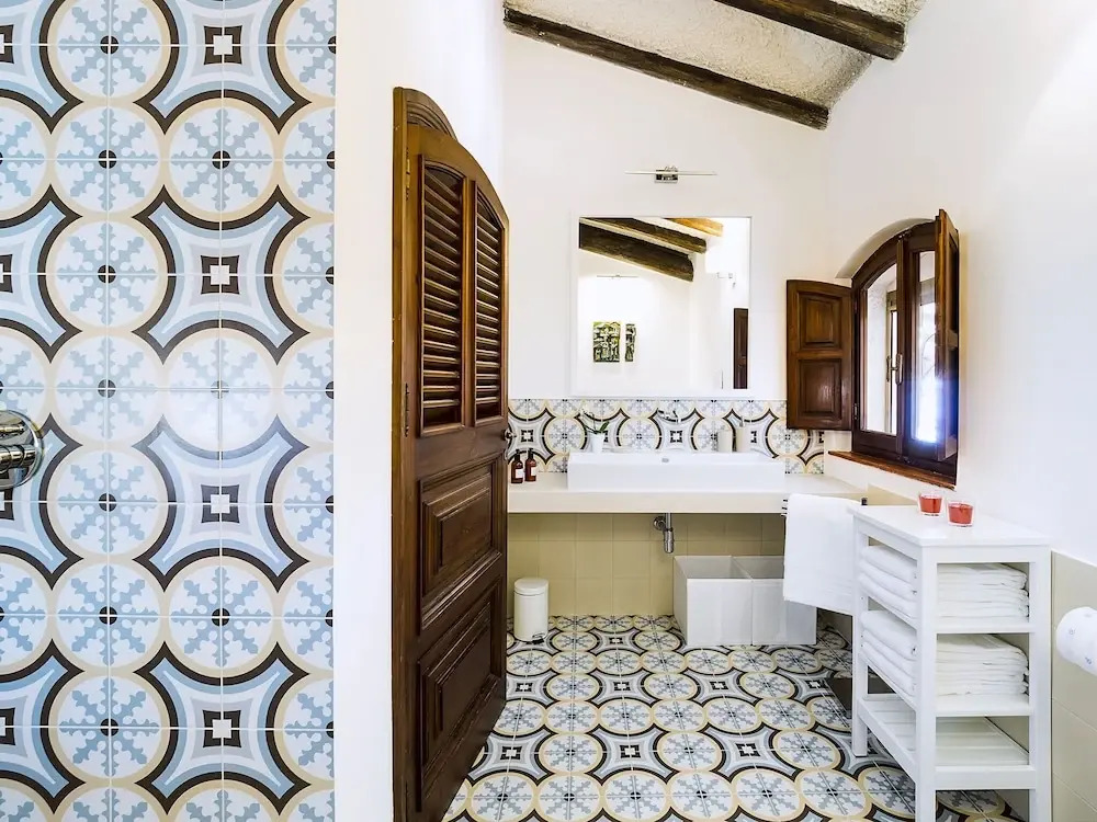Exclusive Villa With Private Swimming Pool That Enjoys a Splendid Seafront View