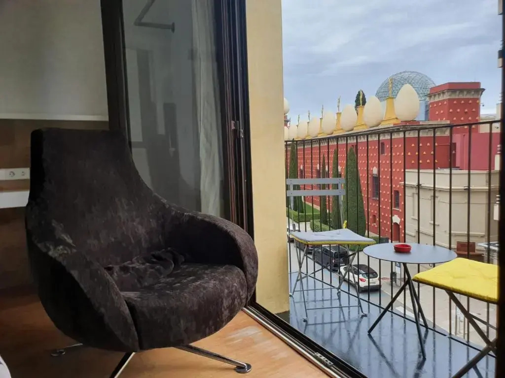 Apartamentos enfrente del Museo Dalí - Serena Stays