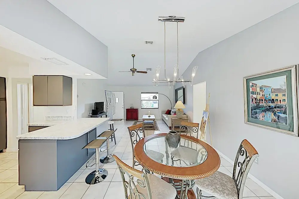 Sparkling W/ Private Lanai & Caged Pool 3 Bedroom Home