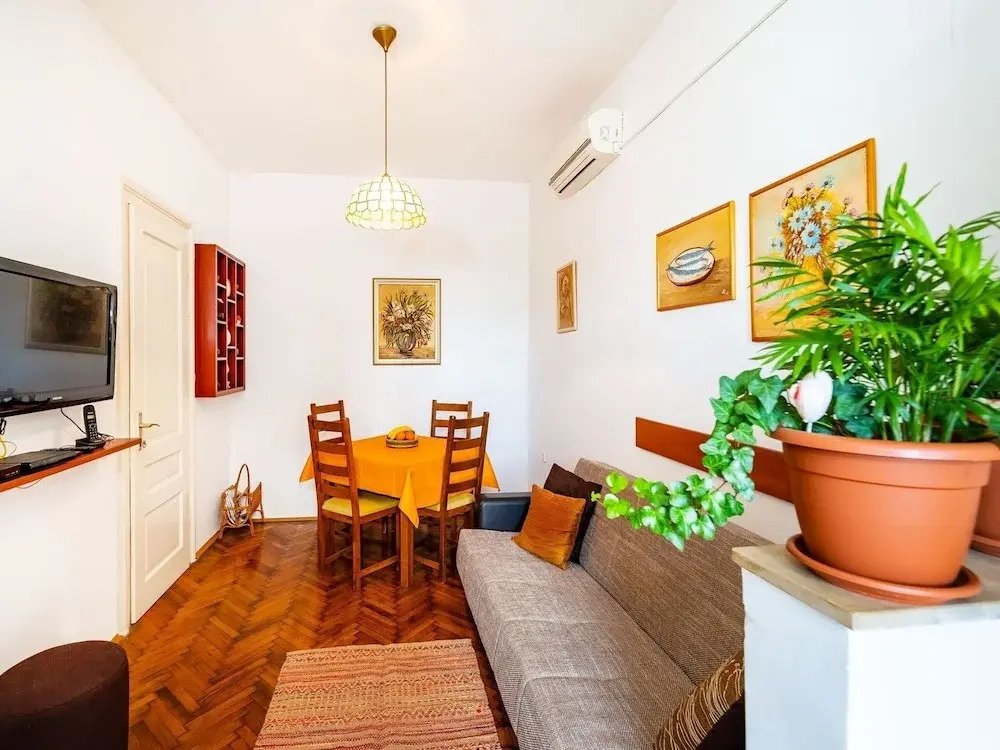 Charming First Floor Apartment With Great Sea View, Near the Beautiful Beach