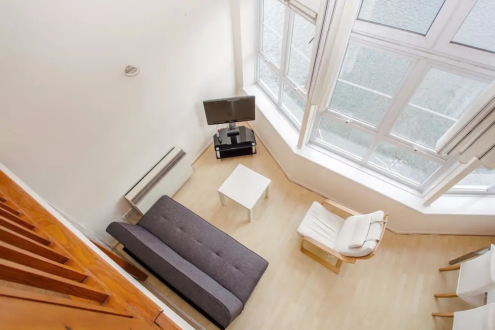 A Bright Top Floor Maisonette Along The Quays
