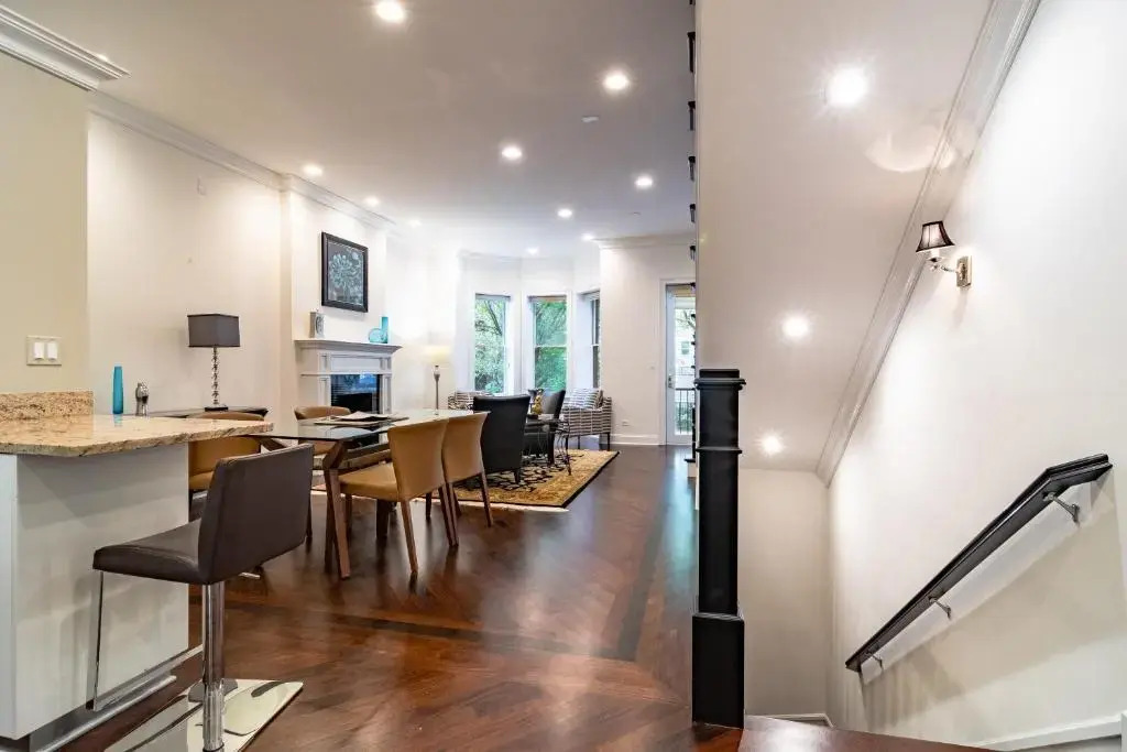 Luxurious Gold Coast 4BR 4-Story Villa with Parking Sleeps 12 Guests