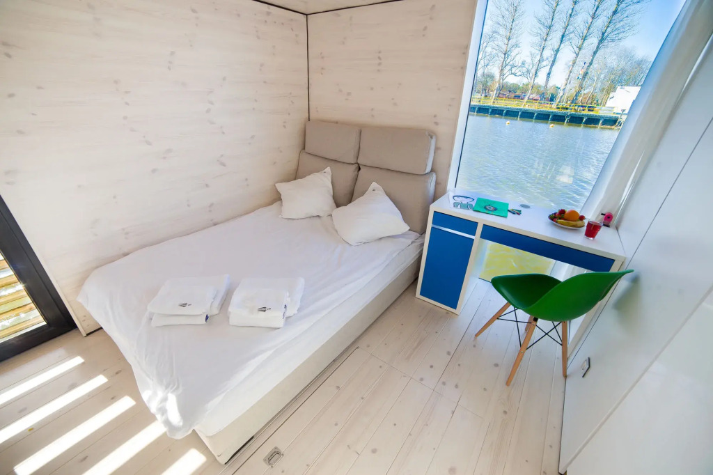 HT Houseboats