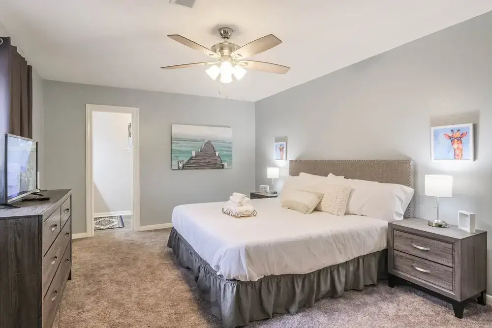 The Locals in SW Houston, Sleeps 9, Work-cation, King Bd, Pet, High Speed Wifi