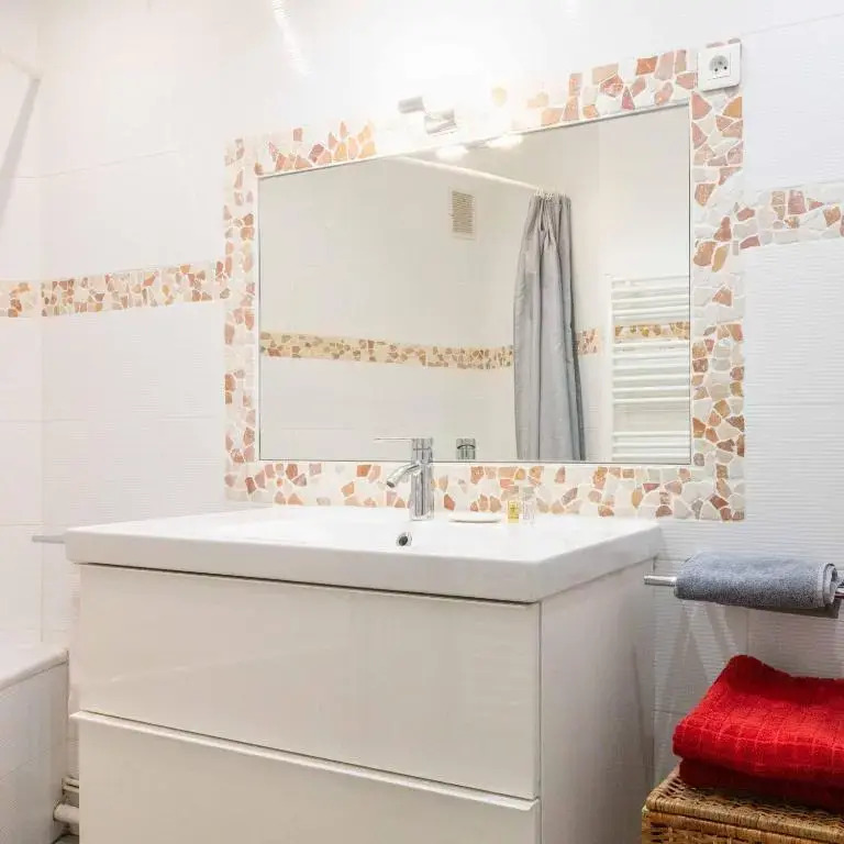 Paris City – Spacious 3 bedroom flat for families -3 minutes from metro station