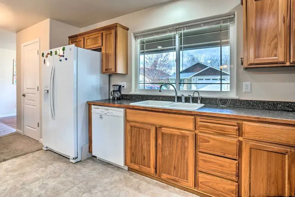Grants Pass Home: 1 Mi to Downtown & Rogue River!