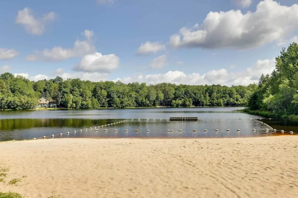Fire Pit, Deck & On-site Creek: Poconos Retreat!