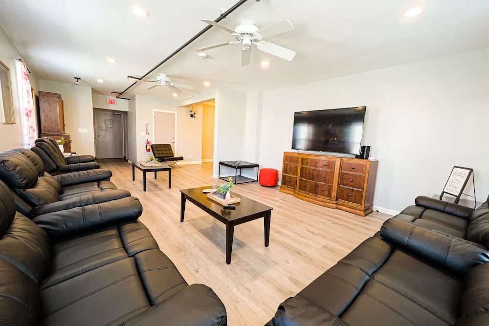 THE 1023 With Private Yard & Parking, Near Falls & Casino by Niagara Hospitality