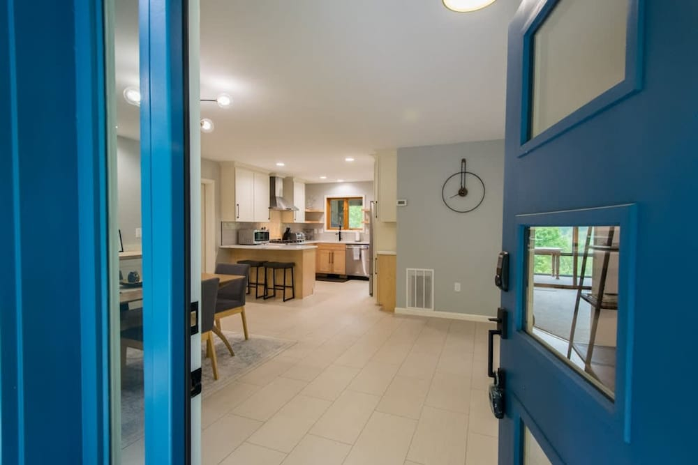 Mountain View 3BR w Sunroom Close to Ski Trails