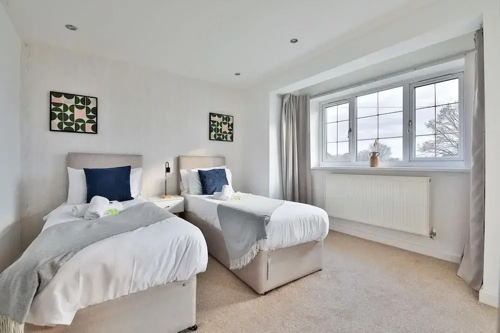 Bright & Airy 3-Bed with Parking