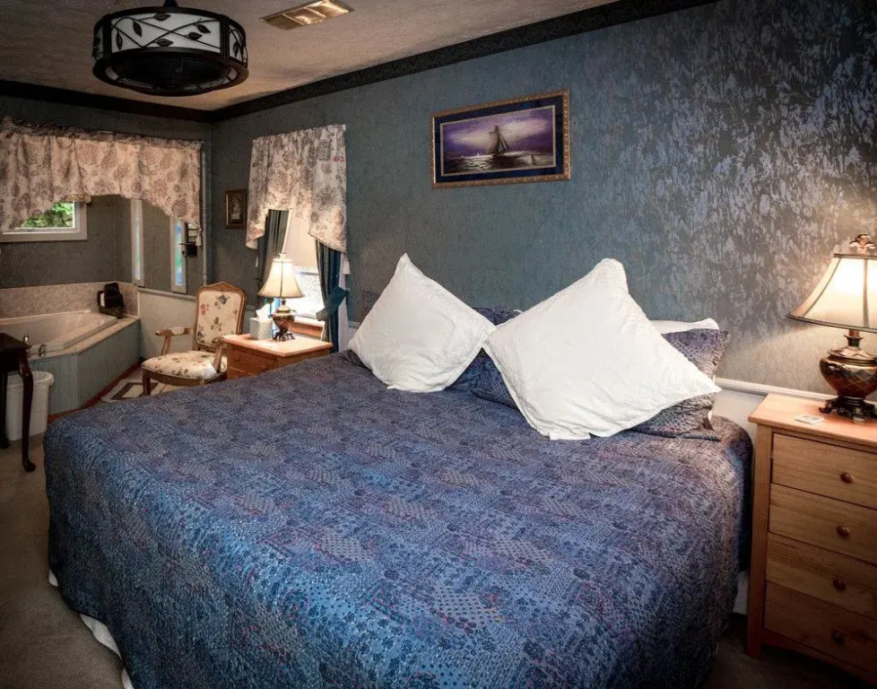 Main Street Inn - Angels Among Us Wedding Chapel
