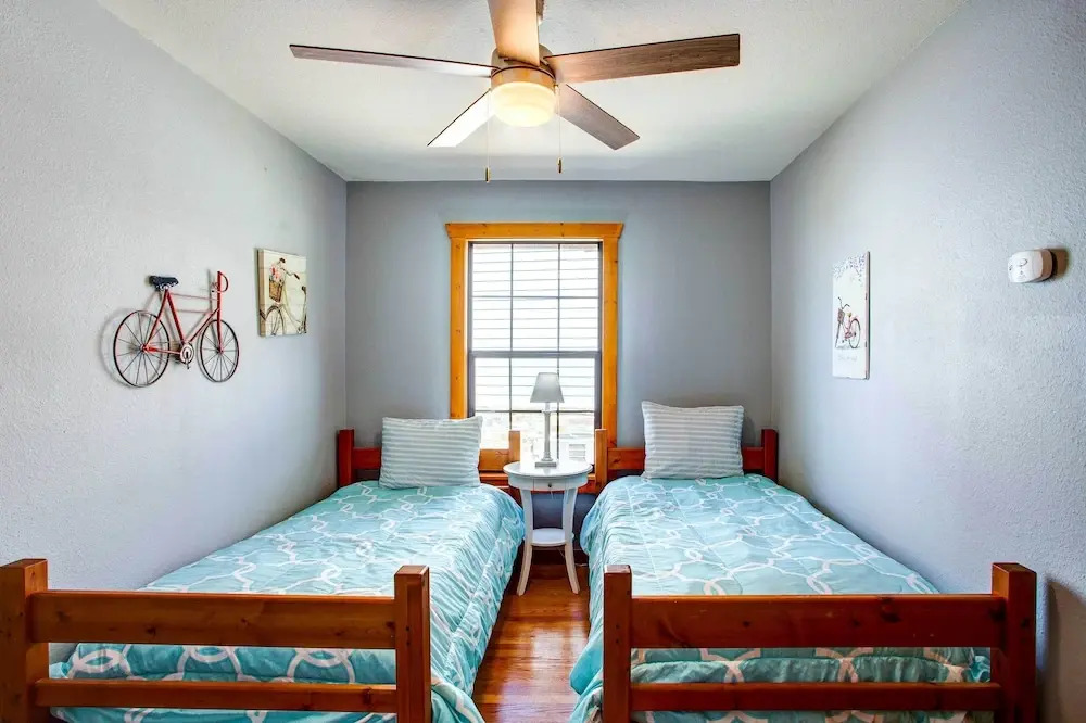 Cedar Creek Lakefront Vacation Rental w/ Pool
