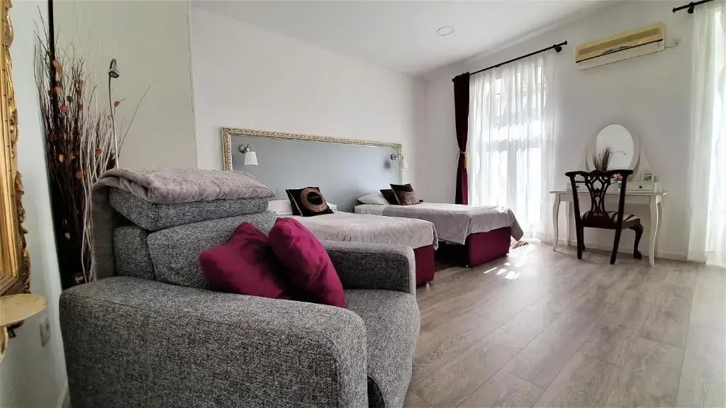 Cont- Luxury Heritage Apartment