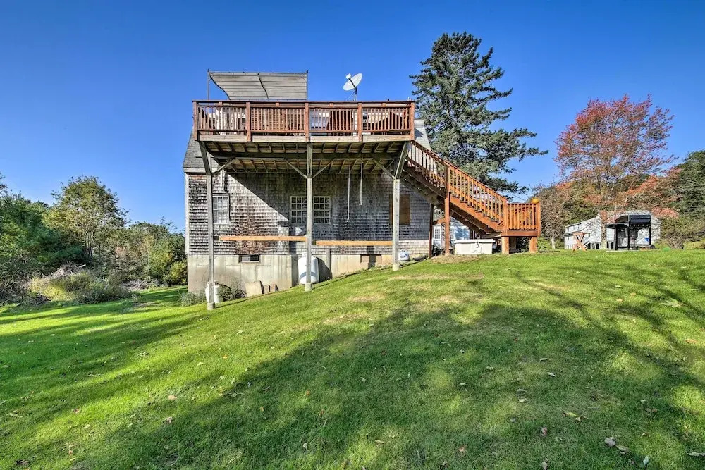 Boothbay Apt w/ Furnished Deck ~ 1 Mi to Bay
