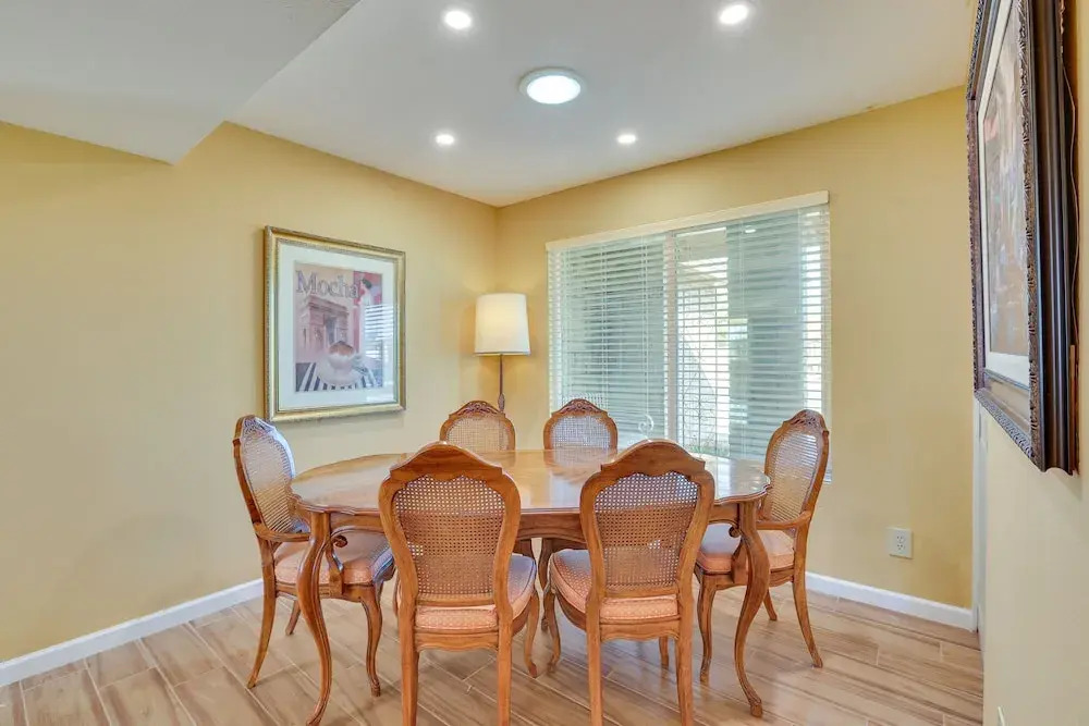 Pool, Patio & Fireplace: Glendale Oasis!