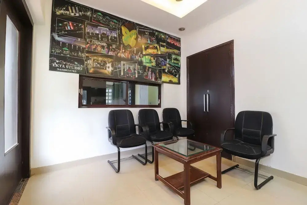 Oyo 60162 City Club And Hotels