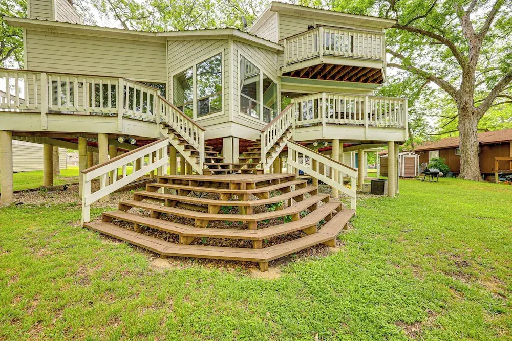 Waterfront Seguin Lake House Near Downtown