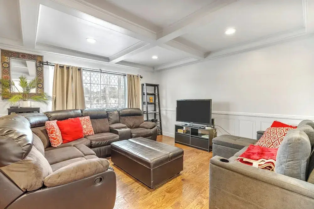 Fully Updated 3 BDR Seaside Home Minutes to Beach!