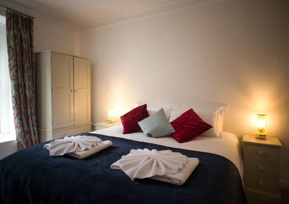 4 Berkeley Square I Boutique Apartments