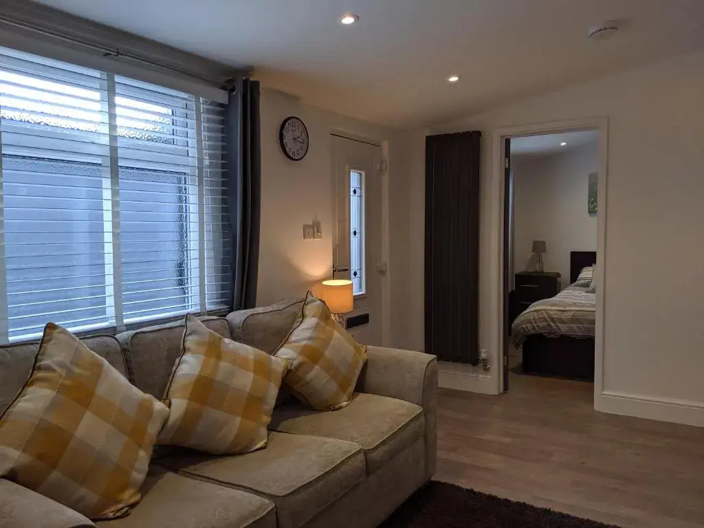 Old Garage Lodge - Spacious Bungalow close to Deal Beach !