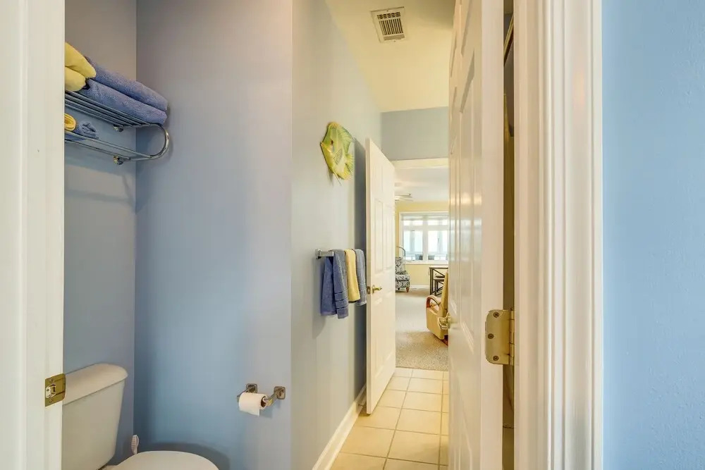 Lakefront Huddleston Condo w/ Community Pool