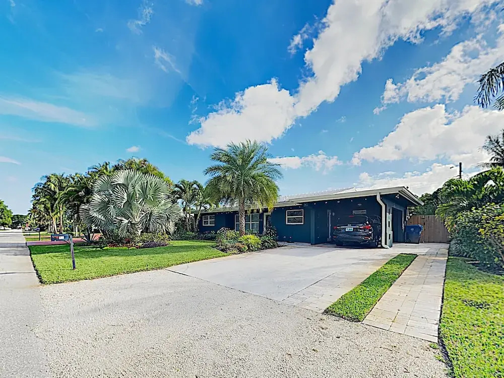 Lush Tropical W/ Private Pool - Near Beach 3 Bedroom Home
