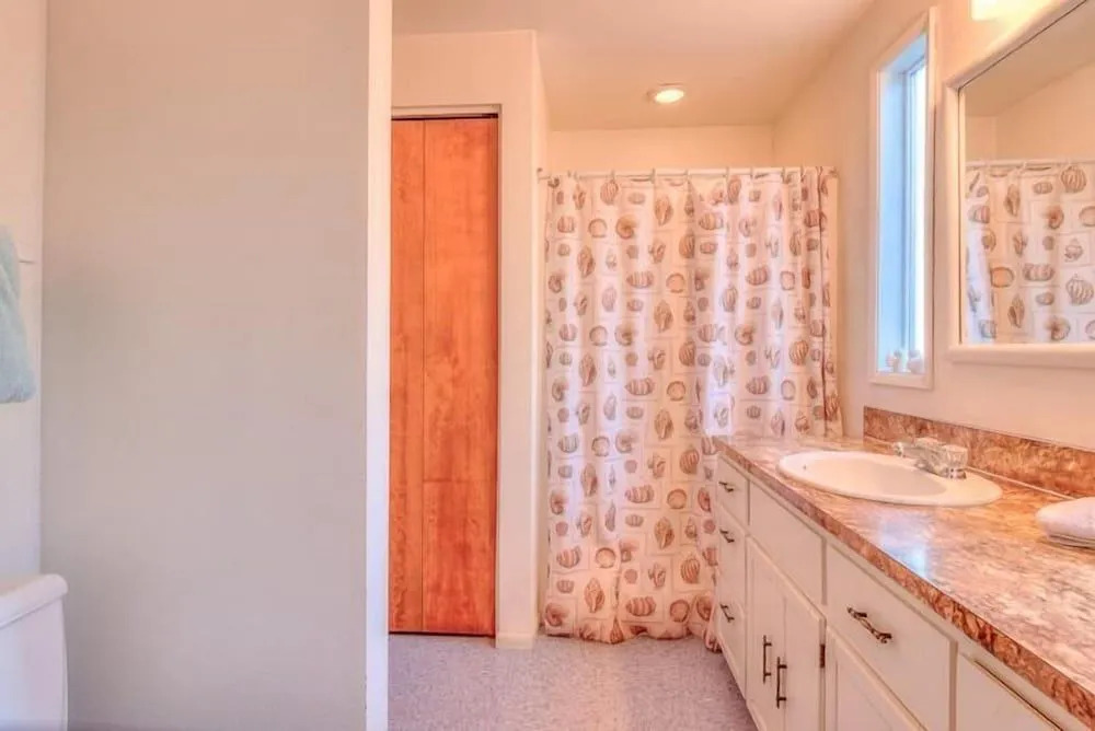 Ocean View and Clawfoot Tub - Charming Coastal Retreat