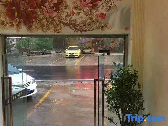 Yajiang Zhangyu Business Hotel
