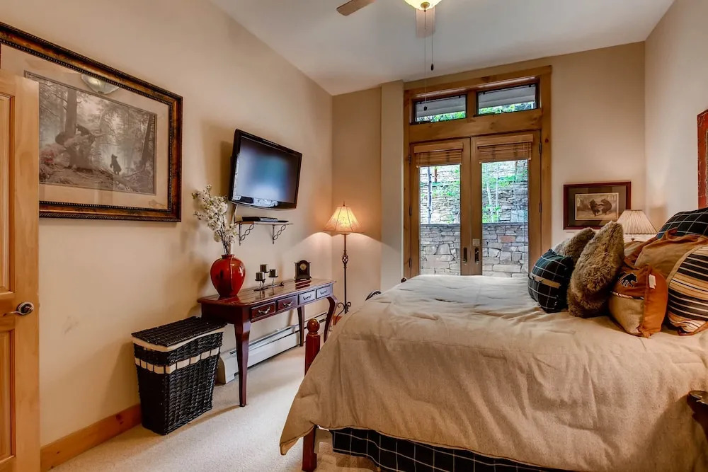 Luxury 3br Ski In-out /firepit, Pool, Sauna 3 Bedroom Condo by RedAwning
