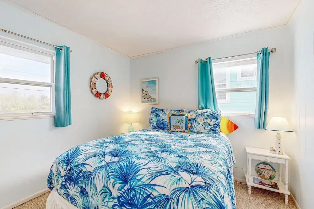Serene 2-level Home With Wifi & Deck - Walk to Beach, 1 dog Welcome