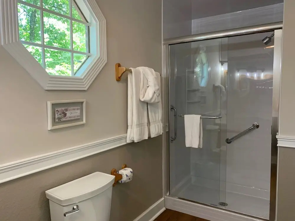 ER316- Black Bear Hideaway Great location- Close to town cabin