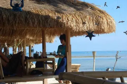 Star Bar and Bungalows