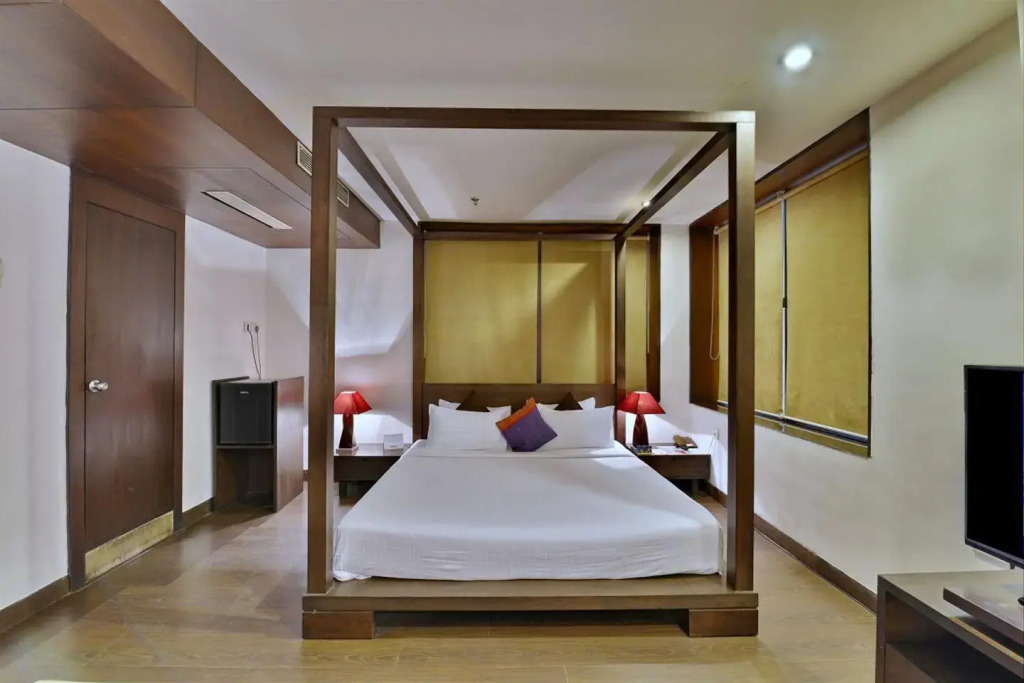 17 Degrees Hotel