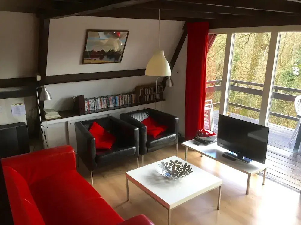 Quaint Chalet in Petithan With Roofed Pool