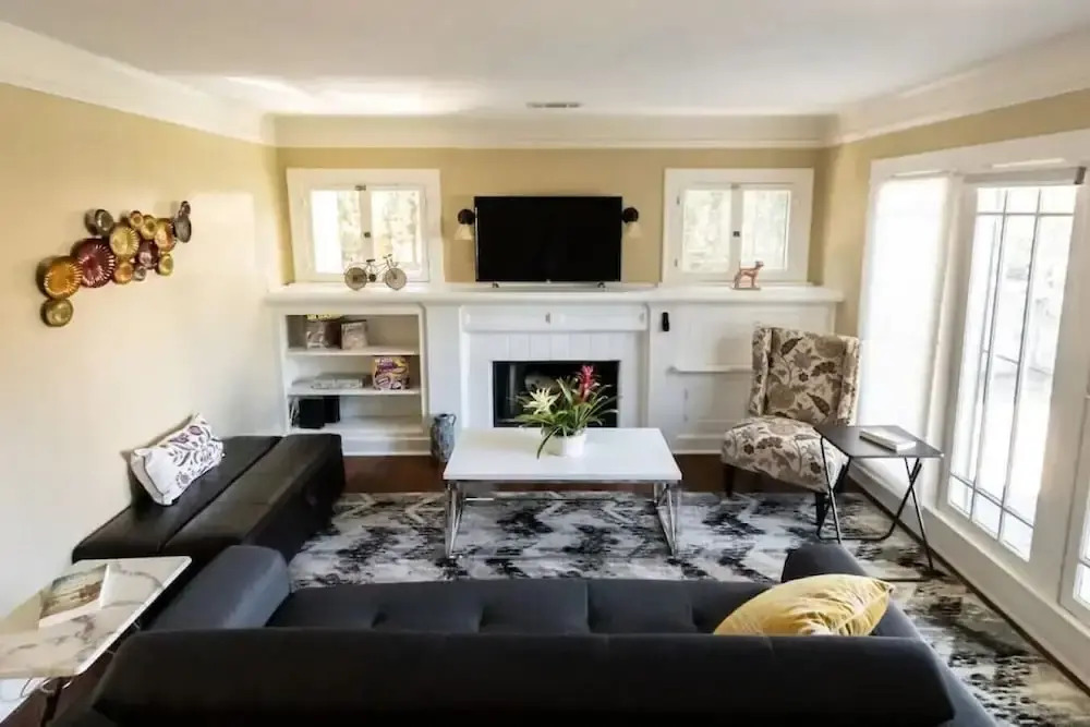 Updated 2BR House in Glendale With Private Fenced Yard Parking p2