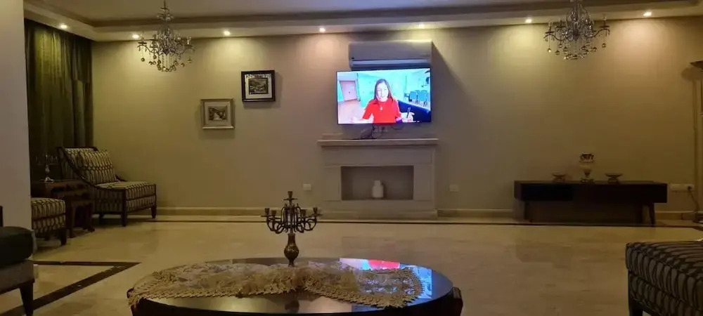 Spacious Executive Luxury Apartment With Balcony