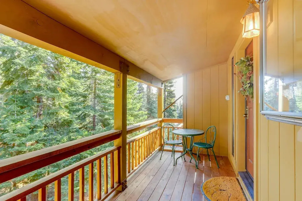 Spacious Tahoe Vista Cabin: Hot Tub, Walk to Beach